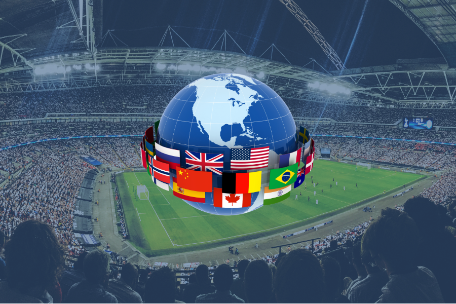 Estádio cheio de adeptos durante um jogo internacional de futebol com um globo rodeado de bandeiras nacionais, representando a procura global por alojamentos locais da Copa do Mundo nos países anfitriões.