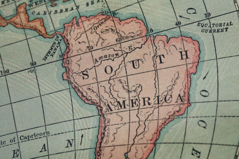 Mapa antiguo de Sudamérica coloreado en rosa con cuadrículas de latitud y longitud