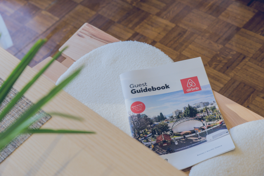 Guide pour les voyageurs Airbnb posé dans un logement moderne, illustrant une expérience Airbnb unique et l’un des Airbnb les plus cool.