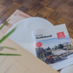 Guia para hóspedes do Airbnb num alojamento moderno, representando uma experiência num Airbnb único e um dos Airbnbs mais fixes.