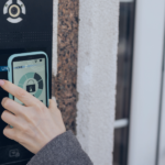 Conectar cerraduras inteligentes a herramientas de Airbnb para automatizar el acceso de huéspedes