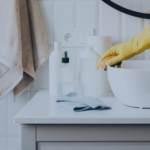 Cómo gestionar equipos de limpieza a distancia con software de gestión mientras limpian un baño de Airbnb.