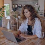 Mujer gestionando reservas de Airbnb en laptop con Gestión de cancelaciones con software de gestión