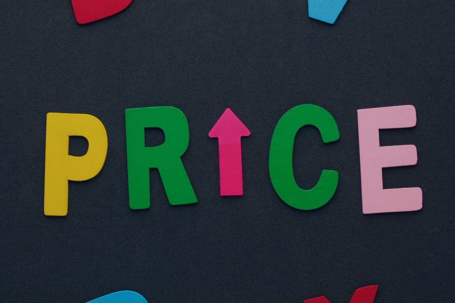 Mot « PRICE » en lettres colorées avec flèche rose pointant vers le haut sur fond gris foncé