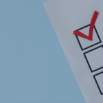 Liste de contrôle d'inspection avec case cochée en rouge sur formulaire papier