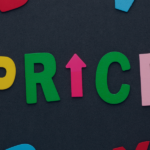 Letras de colores sobre fondo oscuro con flecha hacia arriba y la palabra PRICE representando optimización de precios