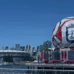Ballon de football FIFA géant aux couleurs rouge, blanc et bleu devant le stade BC Place et la skyline de Vancouver