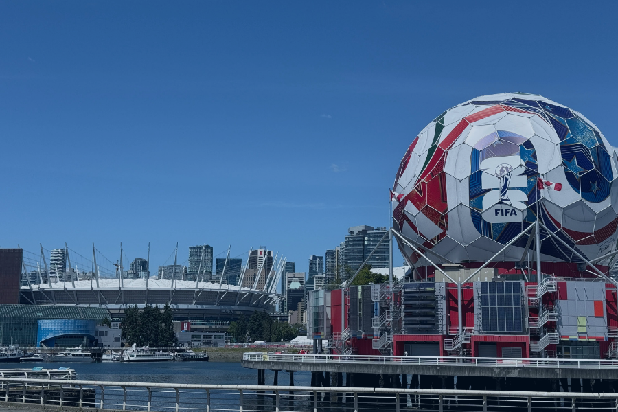 Ballon de football FIFA géant avec logo rouge et bleu devant le stade BC Place et la skyline de Vancouver
